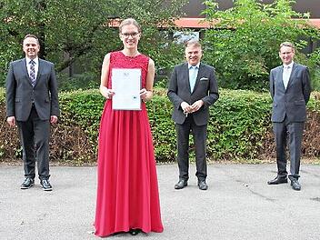 Anna Greim hat die Mittlere Reife mit dem überragenden Notendurchschnitt von 1,12 abgeschlossen. Mit der Staatspreisträgerin freuen sich (hinten von links) Schulleiter Alexander Battistella, Landrat Klaus Peter Söllner und Außenstellenleiter Marco Stumpf.