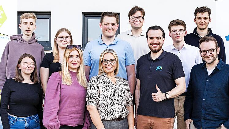 Der neu gewählte Ortsvorstand mit CSU-Oberbürgermeisterkandidatin Martina Hebendanz (Mitte), rechts daneben Ortsvorsitzender Felix Mönius sowie der JU-Bezirksvorsitzende Markus Oesterlein.