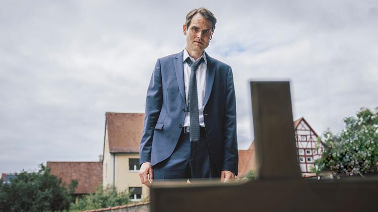 Felix Voss (Fabian Hinrichs) steht stark angefasst am Grab seiner früheren großen Liebe. Bis vor kurzem wusste er gar nicht, dass Toni zwei Jahre zuvor verstorben war.