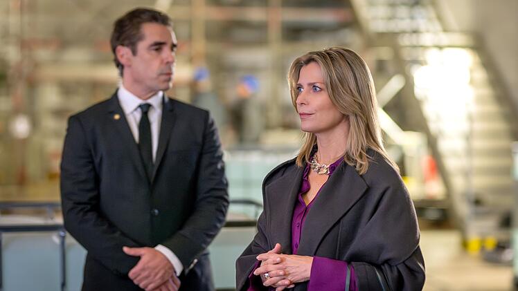 Hat sie etwas zu verbergen? Jan Sch&auml;fer (Tobias Oertel) beh&auml;lt die Unternehmensanw&auml;ltin Lena Karic (Valerie Niehaus) im Blick.