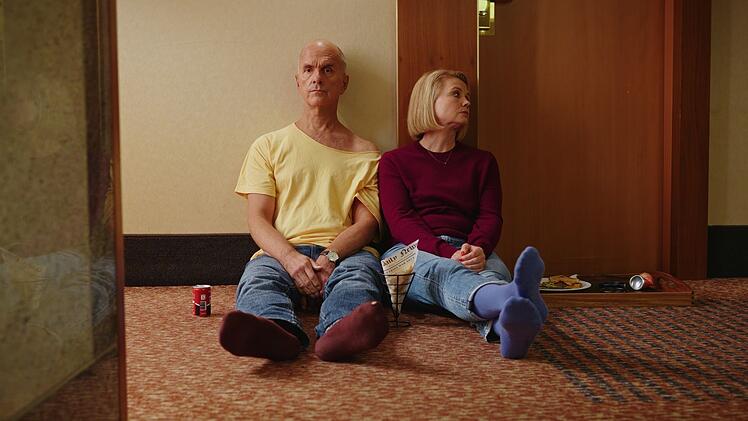 Pause auf dem Hotelteppich: Erik (Christoph Maria Herbst) und seine Ex-Frau Anne (Annette Frier) sorgen auf einer Preisverleihung f&uuml;r Chaos.