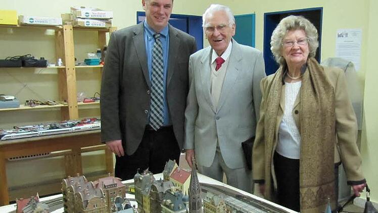 Horst Zabinski (Mitte) mit seiner Lebensgefährtin und Zweitem Bürgermeister Hans-Josef Stich