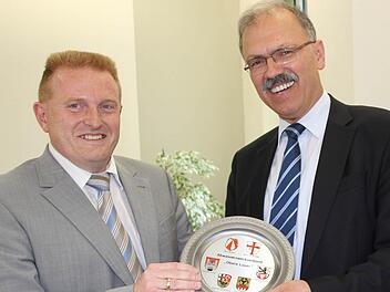 Der neue Vorsitzende des Abwasserzweckverbandes "Obere Lauer", Matthias Klement (links) , überreichte seinem Vorgänger Johannes Wegner den Ehrenteller des Verbandes. Foto: Heike Beudert