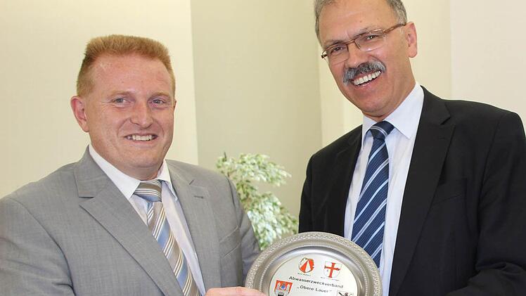 Der neue Vorsitzende des Abwasserzweckverbandes "Obere Lauer", Matthias Klement (links) , überreichte seinem Vorgänger Johannes Wegner den Ehrenteller des Verbandes. Foto: Heike Beudert