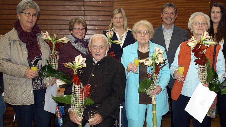 Die Geehrten nebst Ehrengästen (v.l.): Luitgard Unglaub, Margith Barnickel, Gründungsmitglied Ludwig Ströhlein, Karin Elsel (Raiffeisenbank), Liane Bauer, Bürgermeister Gerhard Wunder, Christa Porzel, Sandra Förtschbeck (Sparkasse) und Margrita Baaser.