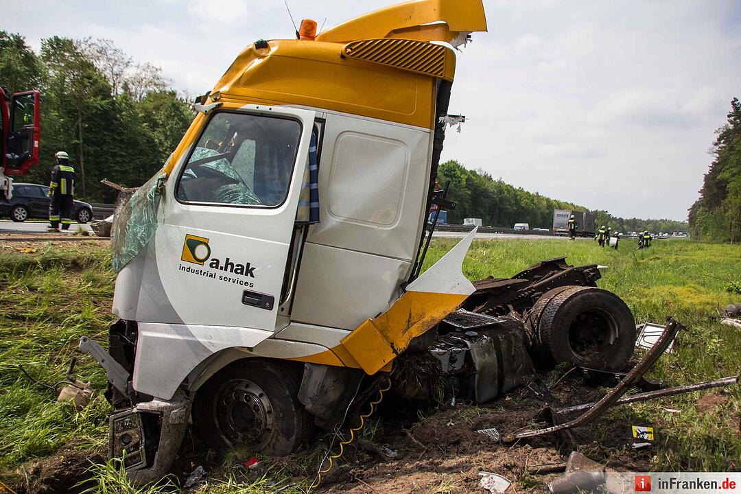 Nürnberg_ Schwerer Lkw-Unfall nach Reifenplatzer