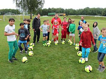 Kindern aus allen Schichten und aus allen Ländern eine Basis für ein gemeinsames und verständnisvolles Miteinander zu geben und die Freude am Fußball zu vermitteln ist Ziel der "Aktion Fußballtag". Schüler der Neustadter Glockenbergschule hatten das Glück, mit den Trainern Oskar Cuquejo (links) vom FC Nürnberg und Joe Eller (Aalen) sowie Lehrer Michael Balling einen großartigen Sporttag zu erleben.Foto: Rainer Glissnik