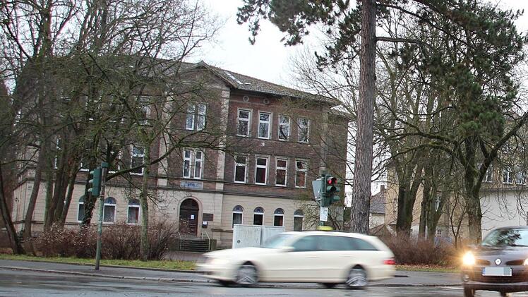 Die Sanierung der Volkshochschule beginnt. Am Mittwoch wurde im Landratsamt über das Projekt informiert. Foto: Anna-Lena Deuerling