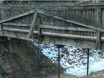 Die Brücke am Wallgraben in Bad Rodach muss gestützt werden. Fotos: privat