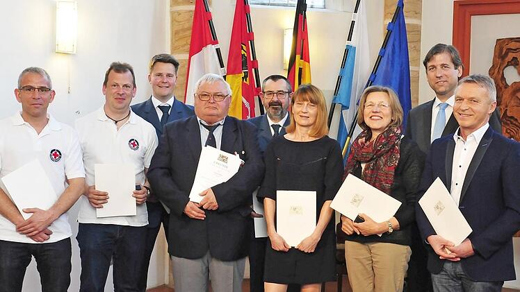 Bei der Auszeichnung: Michael Hamm, Andreas Zettl, Christian Wilfling, Georg Kr&uuml;mmer, Otto Kraus, Silvia Wagner, Maria Oswald, Landrat Hermann Ulm, Erich Dorsch  Foto: Kulturamt des Landkreises Forchheim