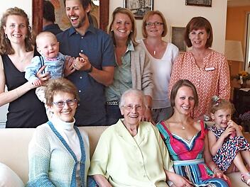 Rosa Rothlauf (sitzend Zweite von links) freute sich über die Glückwünsche zum 90. Geburtstag von Tochter Jutta (sitzend links) sowie vielen Verwandten und Zweiter Bürgermeisterin Sabine Rießner (hinten Mitte). Foto: Alfred Thieret