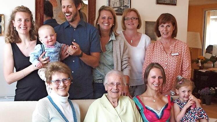 Rosa Rothlauf (sitzend Zweite von links) freute sich über die Glückwünsche zum 90. Geburtstag von Tochter Jutta (sitzend links) sowie vielen Verwandten und Zweiter Bürgermeisterin Sabine Rießner (hinten Mitte). Foto: Alfred Thieret