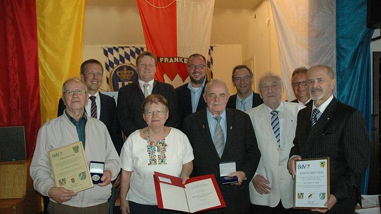 Für Ihre Treue und ihr hohes Engagement für die Heimatvertriebenen wurden diese Persönlichkeiten ausgezeichnet. (Ganz vorn) Reinhold Schweidler, Margaretha Michel, Roman Seidl, Jürgen Heike. Über diese Würdigung freuten sich mit (hintere Reihe) Marco Steiner, Frank Altrichter, Sebastian Straubel, Thomas Nowak, Manfred Jenke, Martin Stingl. Foto: Edwin Meißinger