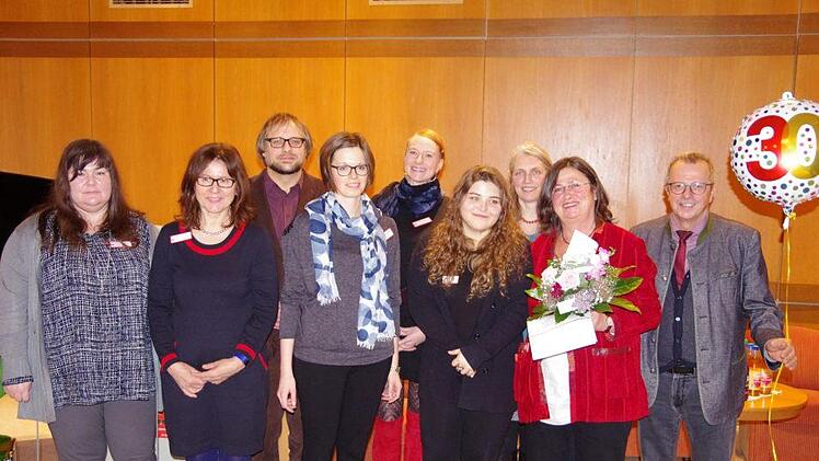 Ursula Hartmann/Emil Müller mit Team, zu dem Jutta Ort, Daniela Schad, Ruth Hartmann, Sibylle Unser, Andreas Ringleb, Birgit Bittl und Jessica Müller (Integrationslotsin) gehören. Foto: Klaus Werner