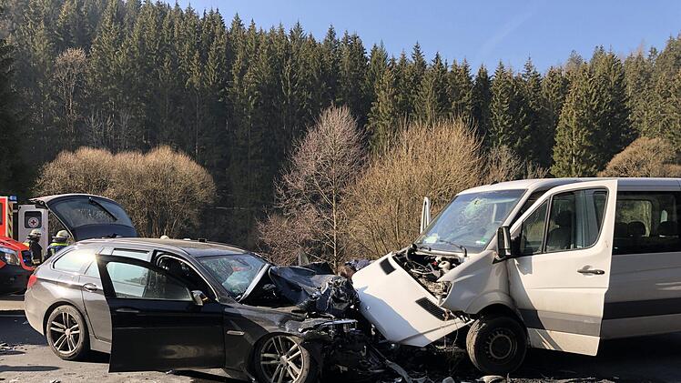 Schwerer Zusammenstoß auf der B173 in Oberfranken. Foto: News5/Fricke