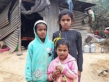 Binita (rechts im Bild mit ihren Geschwistern) ist es durch eine Patenschaft der Nepalhilfe Kulmbach möglich, zur Schule zu gehen. Foto: privat