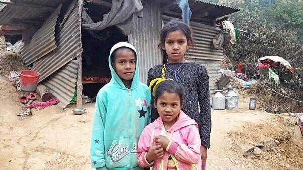 Binita (rechts im Bild mit ihren Geschwistern) ist es durch eine Patenschaft der Nepalhilfe Kulmbach möglich, zur Schule zu gehen. Foto: privat