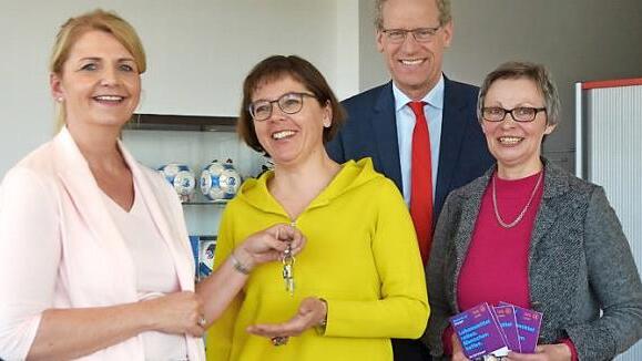 Bei der symbolischen Schlüsselübergabe im Rathaus (von links): Gaby Richter mit Nachfolgerin Elke Bollmann, Bürgermeister German Hacker und Gertrud König, Leiterin der Tafel Erlangen.