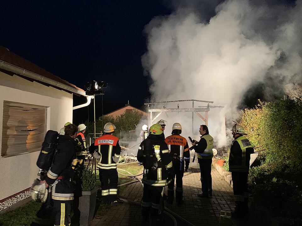 Ein am Samstagmorgen aus bislang unbekannter Ursache ausgebrochener Brand eines Carports in Leinach (Landkreis Würzburg/Unterfranken) griff auf eine benachbarte Hütte über und führte zum vollständigen Ausbrennen eines Peugeots, eines Motorbootes und Wohnwagens.