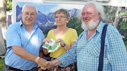 Der Platzwart des Campingplatzes Lichtenfels, Karl Gröschl (rechts), überreicht die Spende an den Vorstand der Seniorengemeinschaft, Dieter Erbse, und Schatzmeisterin Christa Gleichmann. Foto: privat