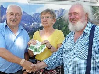 Der Platzwart des Campingplatzes Lichtenfels, Karl Gr&ouml;schl (rechts), &uuml;berreicht die Spende an den Vorstand der Seniorengemeinschaft, Dieter Erbse, und Schatzmeisterin Christa Gleichmann. Foto: privat