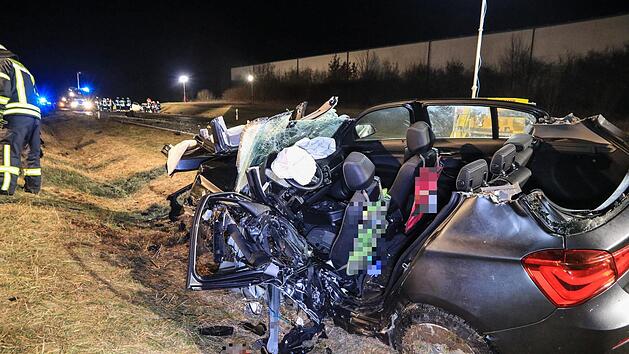 Am fr&uuml;hen Montagmorgen zeichnet sich f&uuml;r die Einsatzkr&auml;fte vor Ort ein Bild der Zest&ouml;rung auf der B286. Eine Autofahrerin verlor in der Folge des Unfalls ihr Leben. Foto: NEWS5 / Merzbach