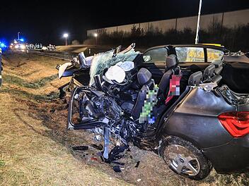 Am frühen Montagmorgen zeichnet sich für die Einsatzkräfte vor Ort ein Bild der Zestörung auf der B286. Eine Autofahrerin verlor in der Folge des Unfalls ihr Leben. Foto: NEWS5 / Merzbach