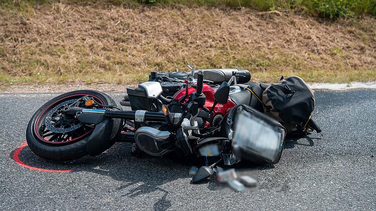 Motorradfahrer nach Überholmanöver im Kreis Fürth lebensgefährlich verletzt