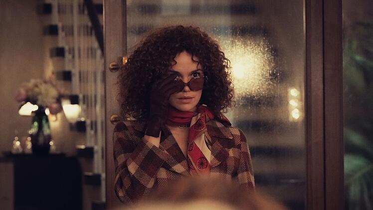 Eva (Emilia Schüle) kommt nach 14 Jahren aus dem Gefängnis frei. Das Leben in Freiheit fällt ihr zunächst nicht leicht.