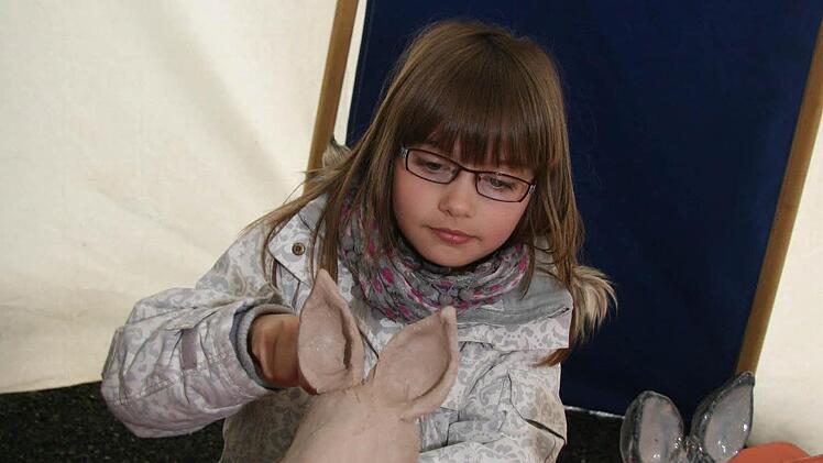 Valerie Wolfrum hatte jede Menge Spaß beim Gestalten mit Ton, aber kein Kind wollte die Achtjährige machen, sondern einen Esel, der in Zukunft im heimischen Garten wohnen soll.