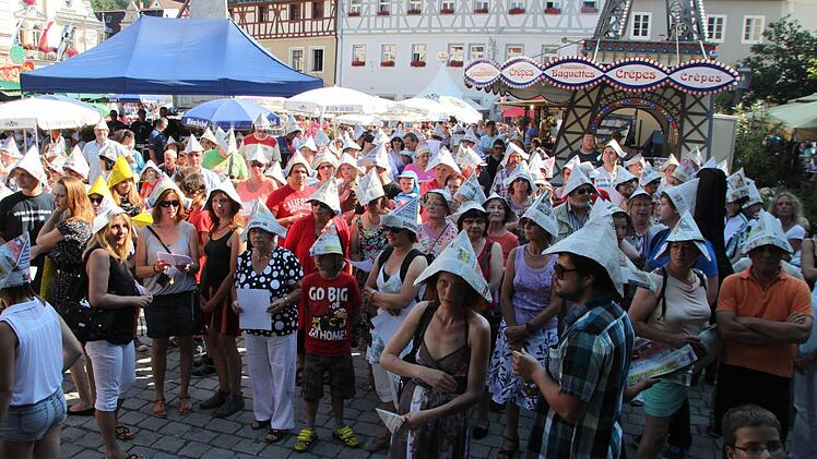 Die Kulmbacher haben die Wette angenommen: Zeitungshüte, wohin man schaut. Fotos: Katrin Geyer/Karl Ernst Reichel