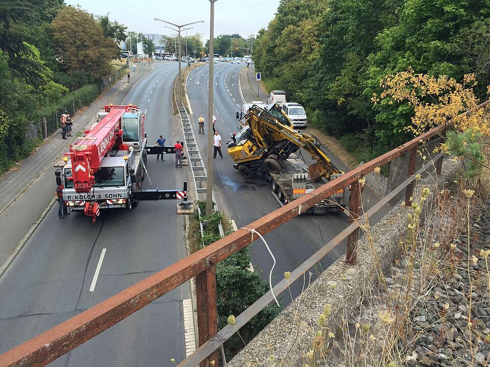 Am Montagnachmittag (10.08.2015) ereignete sich ein kurioser Unfall auf der Rothenburger Strasse in Oberasbach. Ein Lkw-Fahrer hatte offensichtlich die Höhe seines aufgeladenen Baggers unterschätzt. Als das Gespann unter einer Brücke hindurchfahren wollte, prallte der Ausleger der Baumaschine gegen das Bauwerk, wodurch der Bagger seitlich vom Lastwagen stürzte. Erst durch einen Kran konnte die havarierte Maschine wieder aufgeladen werden. Währenddessen musste die Straße komplett gesperrt werden.