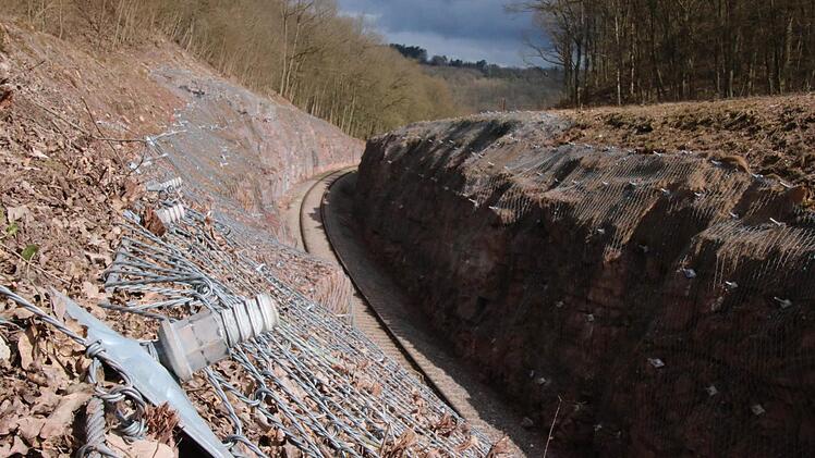 Oberhalb von Arnshausen wurden die Felshänge entlang der Bahnstrecke gesichert. Foto: Ralf Ruppert