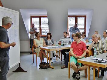 Leonhard Valier (links) vom beauftragten Büro Wittmann, Valier & Partner (Bamberg), und Christine Schwind (Dritte von links) im Gespräch mit den Arnshäusern Foto: Sigismund von Dobschütz
