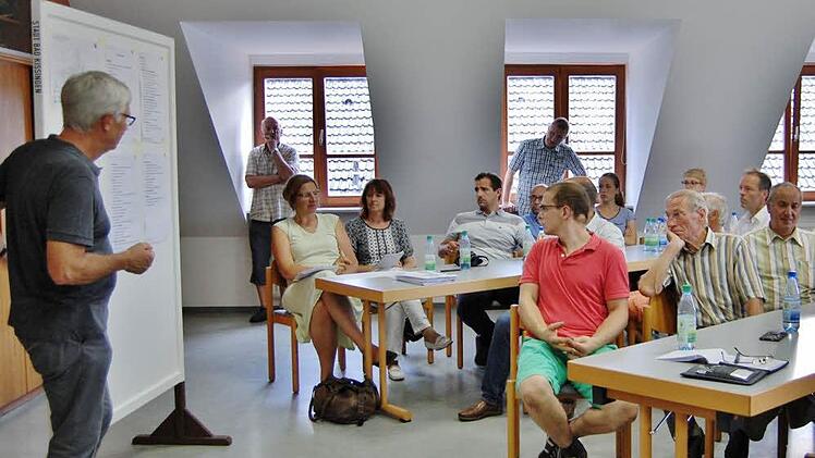 Leonhard Valier (links) vom beauftragten Büro Wittmann, Valier & Partner (Bamberg), und Christine Schwind (Dritte von links) im Gespräch mit den Arnshäusern Foto: Sigismund von Dobschütz