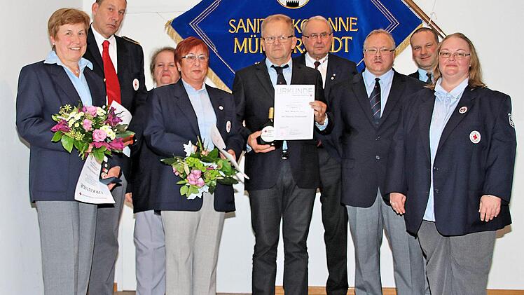 Verdiente und langjährige Mitglieder des Roten Kreuzes wurden bei der Jubiläumsfeier in der Alten Aula geehrt.  Foto: Dieter Britz