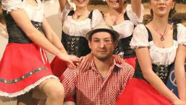 Noch ein Hahn im Korb? Daniel Gehring genoss seinen Auftritt bei und mit den Garde-Mädchen jedenfalls sehr.
