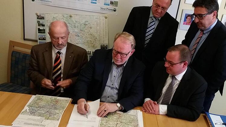 Setzten ihre Unterschrift unter die Stellungnahme (von links): MdL Jürgen W. Heike, MdB Hans Michelbach sowie die Bürgermeister Udo Siegel (Großheirath), Sebastian Straubel (Lautertal) und Rolf Rosenbauer (Untersiemau). Foto: Ulrike Nauer