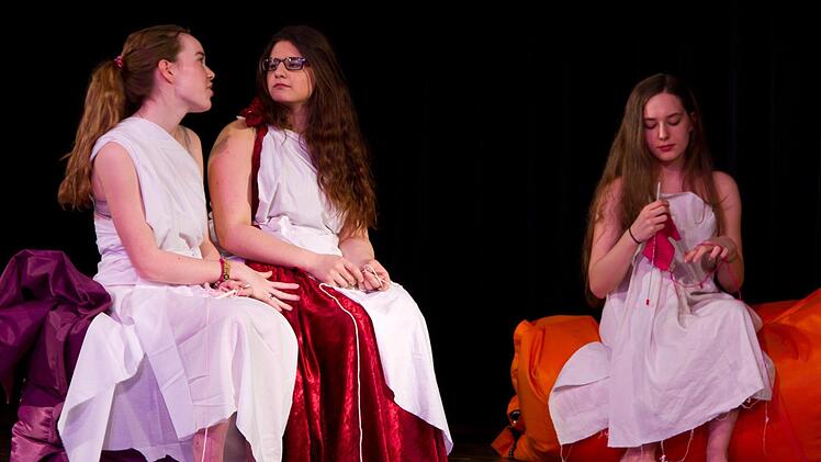 Nike (Ute Geuß), Kalonike (Zeynep Karakam) und Metaxa (Melanie Fenzel) - die drei Frauen besprechen gerade, wie es in Zukunft in Athen weitergehen soll.