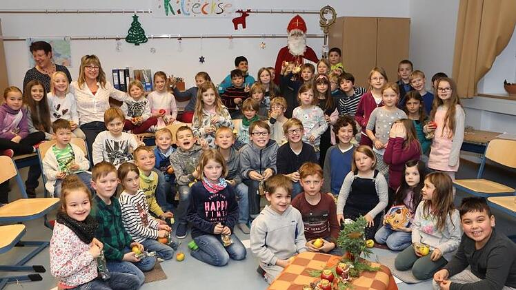 Gruppenbild mit Nikolaus. Foto: Barbara Herbst