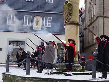 Auf dem Melchior-Otto-Platz bei der Ehrens&auml;ule wurde der Salut   abgefeuert.     Heike Sch&uuml;lein