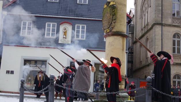Auf dem Melchior-Otto-Platz bei der Ehrens&auml;ule wurde der Salut   abgefeuert.     Heike Sch&uuml;lein
