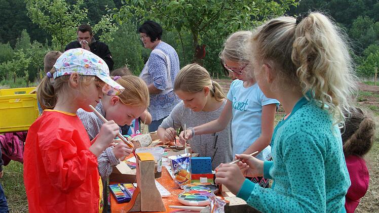 Die Mädchen haben hier großen Spaß bei der farblichen Gestaltung.Günther Geiling
