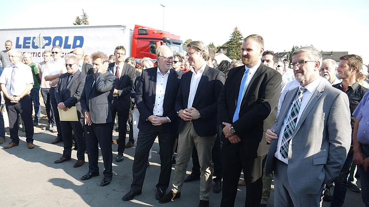 Impressionen von der feierlichen Verkehrsfreigabe des Neubauschnitts für die Bundesstraße 303 in und östlich von Oberelldorf.Foto: Berthold Köhler