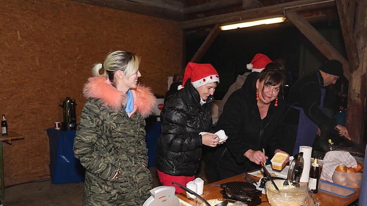 Elena Väth, Kerstin Väth und Susanne Will (von links) an den Waffeleisen.Thomas Malz