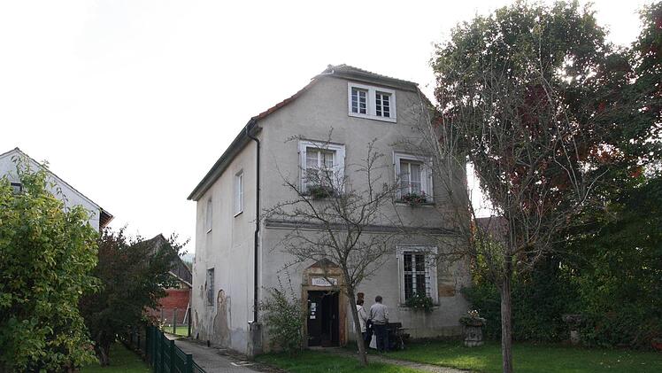 Feuchtigkeitsschäden an der Außenseite des Klosterlangheimer Heimatmuseums - eine Sanierung ist dringend angezeigt. Archivbild: Bernhard Häck