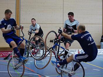 Nach einem Eckstoß für den Demminer RV verteidigen Sebastian Rehmet (blaues Trikot, links) und Markus Michel erfolgreich.  Foto: Hans Franz