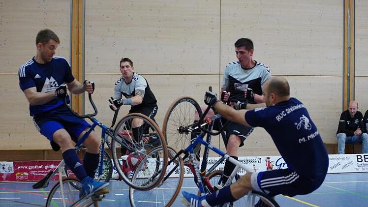 Nach einem Eckstoß für den Demminer RV verteidigen Sebastian Rehmet (blaues Trikot, links) und Markus Michel erfolgreich.  Foto: Hans Franz