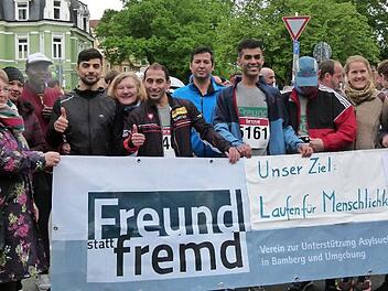 Asylsuchende und Vereinsmitglieder von "Freund statt fremd" versammelten sich vor dem Start.  Fotos: Marion Krüger-Hundrup