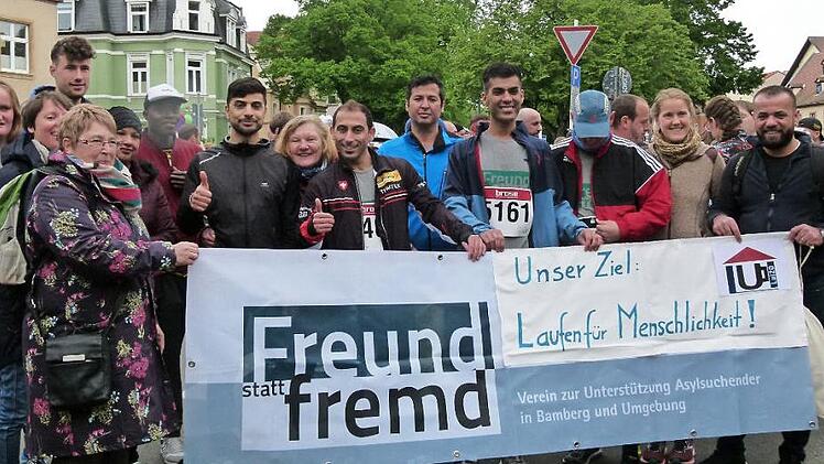Asylsuchende und Vereinsmitglieder von "Freund statt fremd" versammelten sich vor dem Start.  Fotos: Marion Krüger-Hundrup